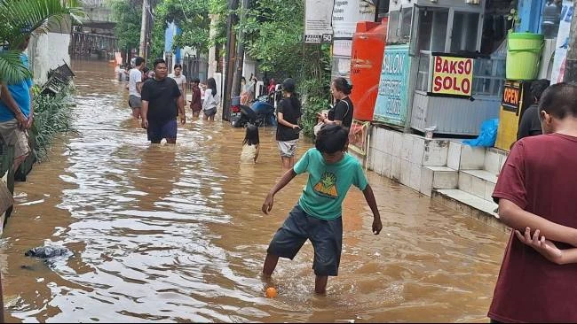 Banjir melanda kawasan Rawajati, Pancoran, Jakarta Selatan, Selasa (4/3/2025).