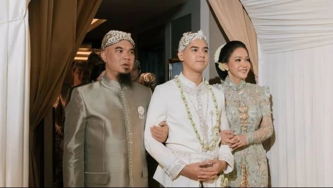 Foto unggahan Maia Estianty yang menunjukkan Al Ghazali diapit kedua orang tuanya dalam pernikahannya dengan Alyssa Daguise.