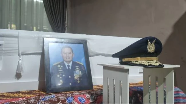 Almarhum Marsekal Pertama TNI Fajar Adriyanto disemayamkan di rumah duka di kawasan Pancoran, Jakarta Selatan.