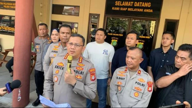 Kapolres Metro Jakarta Utara Kombes Pol Erick Frendriz (kiri) saat jumpa pers di Mapolsek Tanjung Priok Jakarta Utara pada Minggu (3/8/2025). 
