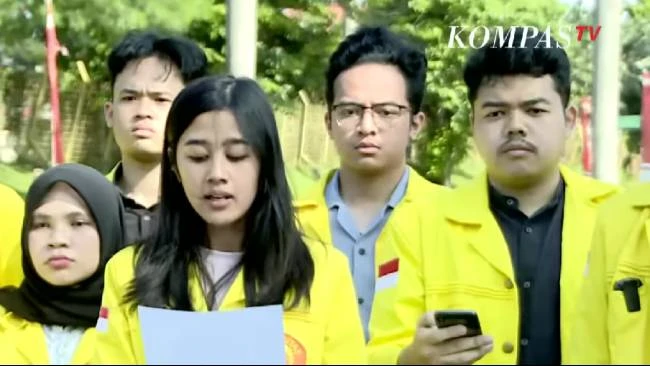 Porno itni ishlovchi sneaki kamera qizlik pardasini buzadi Fitting xonasida kokrakli sotuvchi ayolni sikdi