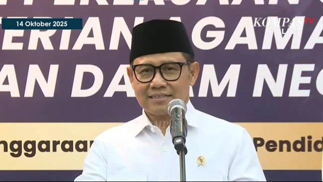 Masyarakat (Menko PM) Muhaimin Iskandar alias Cak Imin saat memberikan keterangan di Kantor Kemenko PM, Jakarta Pusat pada Selasa (14/10/2025). Cak Imin menyebut pembangunan kembali gedung Ponpes Al Khoziny, Sidoarjo, Jawa Timur, layak menggunakan APBN.
