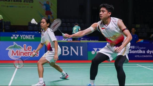 Qizni tili bilan erkalayotgan yigitning seks videolari Oziga yordam beradi