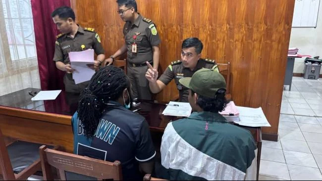 Polisi Serahkan Tersangka Penembak Brigpol Ronald Enok Beserta Barang Bukti  ke Kejari Nabire