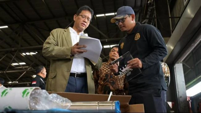 Menteri Keuangan Purbaya Yudhi Sadewa meninjau proses pemeriksaan barang impor di Kantor Pengawasan dan Pelayanan Bea Cukai Tipe Madya Pabean (KPPBC TMP) Tanjung Perak dan Kantor Balai Laboratorium Bea dan Cukai (KBLBC) Kelas II Surabaya, Selasa (11/11/2025).