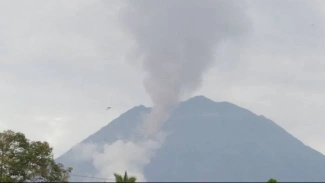 Daftar Status Gunung Api di Indonesia: Semeru Level Awas, Sangeangapi ...
