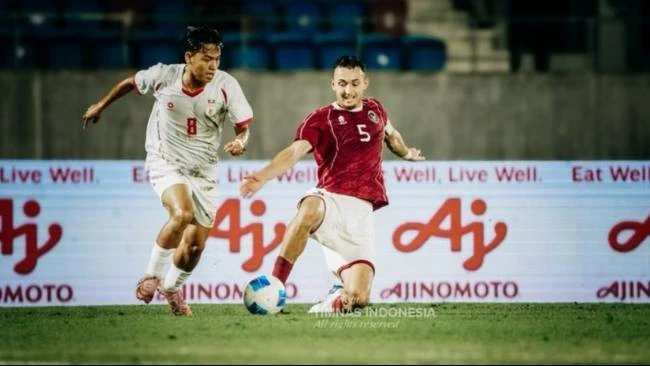ricuh-usai-laga-timnas-u22-indonesia-vs-myanmar-rafael-struick-kena-kartu-merah-wasit