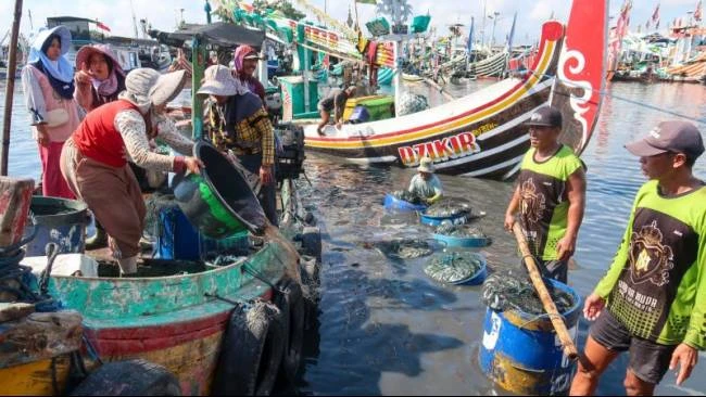 Dampak Cuaca Ekstrem terhadap Nelayan: KNTI Beri Peringatan, Minta  Perlindungan Negara