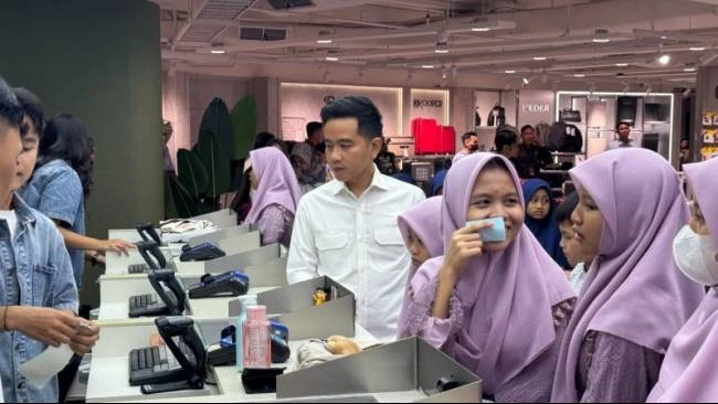wapres-gibran-ajak-anak-anak-panti-belanja-pakaian-di-blok-m-plaza-jelang-idulfitri
