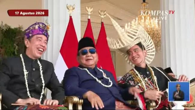 momen-prabowo-jokowi-dan-gibran-tertawa-bersama-usai-upacara-pengibaran-bendera-di-istana