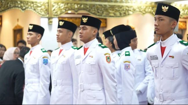 upacara-penurunan-bendera-di-istana-ini-formasi-lengkap-tim-adil-makmur-yang-bertugas