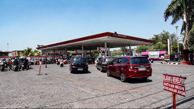 pertamina-minta-maaf-atas-antrean-panjang-bbm-di-makassar-janji-evaluasi-dan-tingkatkan-layanan