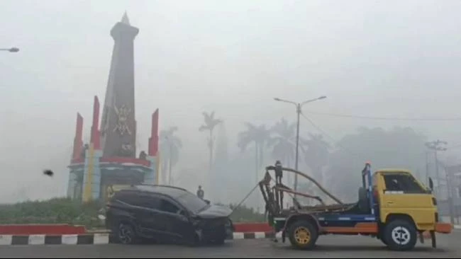 kabut-asap-karhutla-bikin-minibus-tabrak-pembatas-jalan-di-bundaran-nol-kilometer-sampit