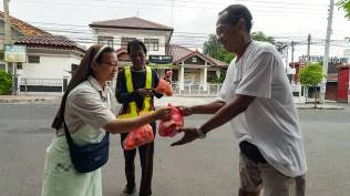 Berita Foto Biarawan Biarawati Bagikan Santapan Buka Puasa untuk Pengguna Jalan di Yogyakarta