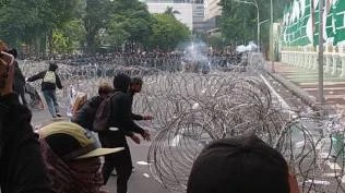 Demo Tolak Pengesahan UU TNI di Surabaya Sempat Ricuh Polisi Kerahkan Water Canon